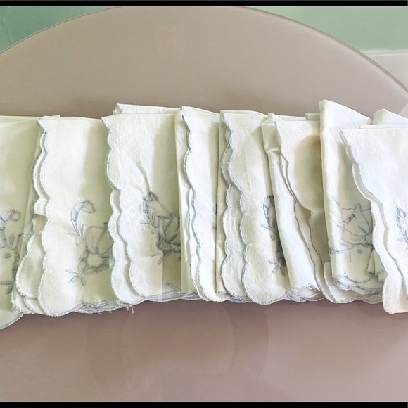 8 Vintage Linen White Napkins w/ Floral Cutouts - Picture 13 of 16